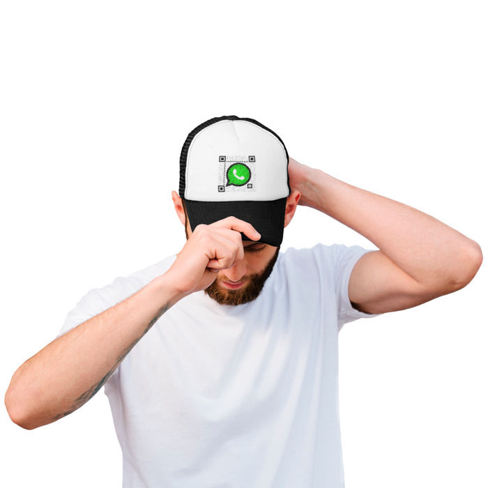 мужчина в кепке с qrlogo с картинкой и лого qr код